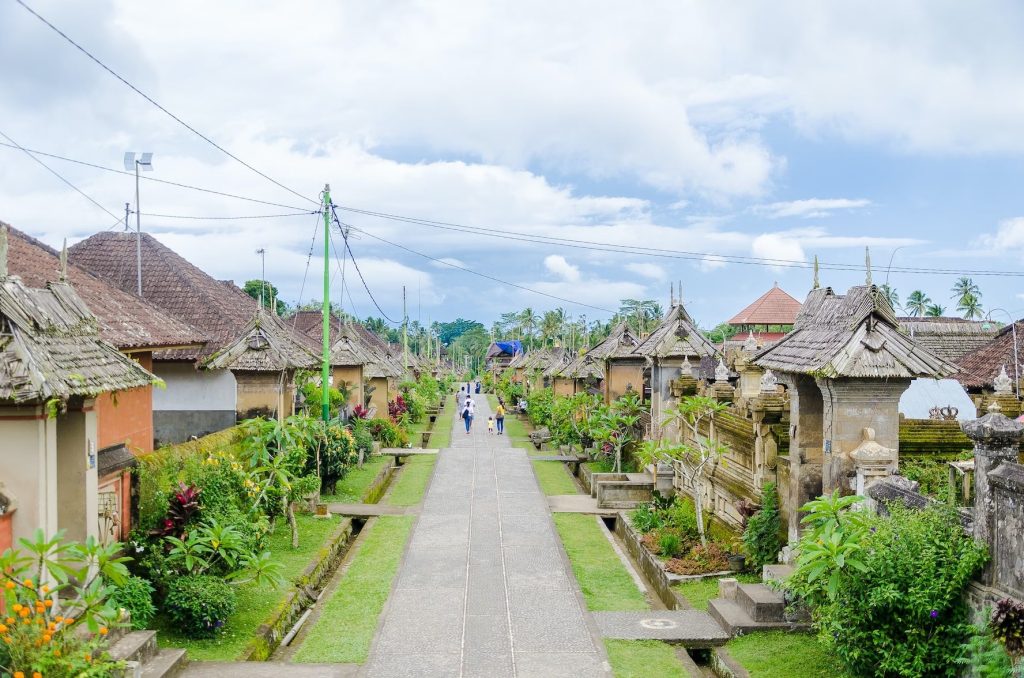A house facing each other split by a road in the middle, the Penglipuran Village
Cr: Unsplash